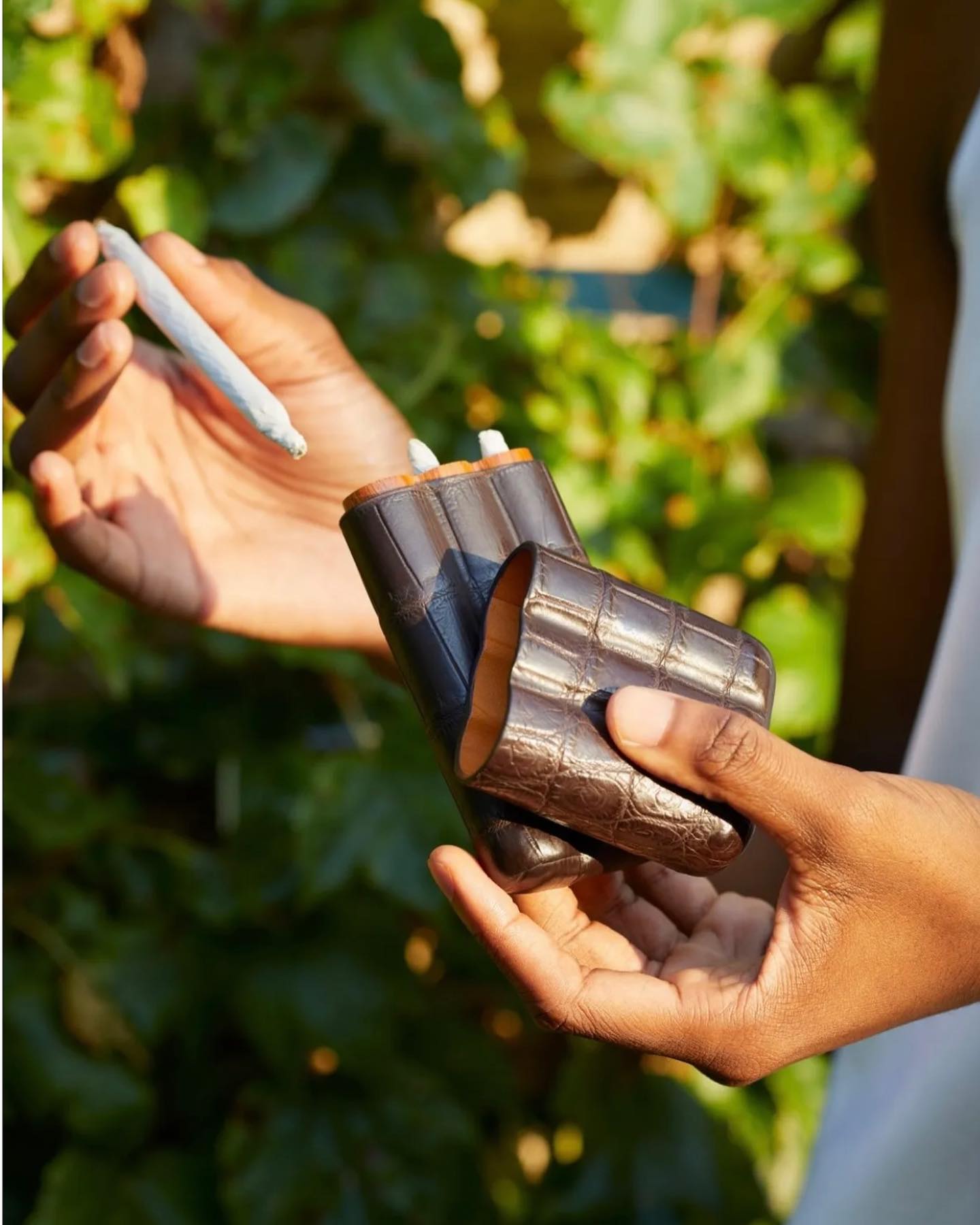 A lady using three joint holder tube freeminded